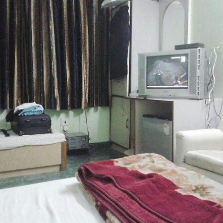 Hotel Woodland Deluxe Нью-Дели Экстерьер фото