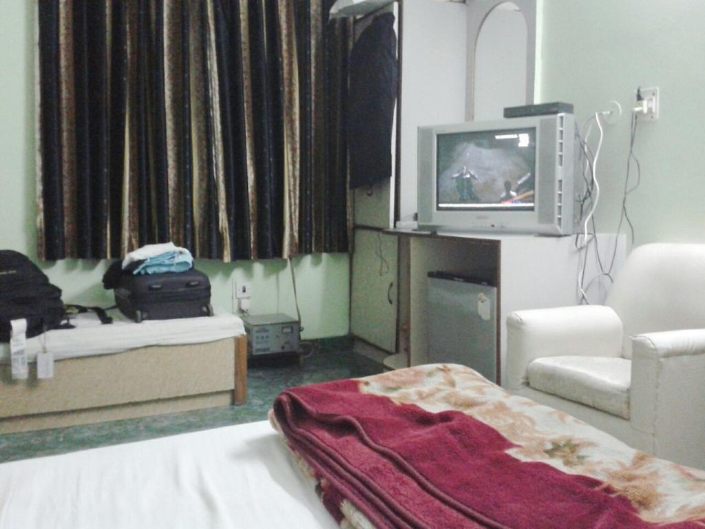 Hotel Woodland Deluxe Нью-Дели Экстерьер фото