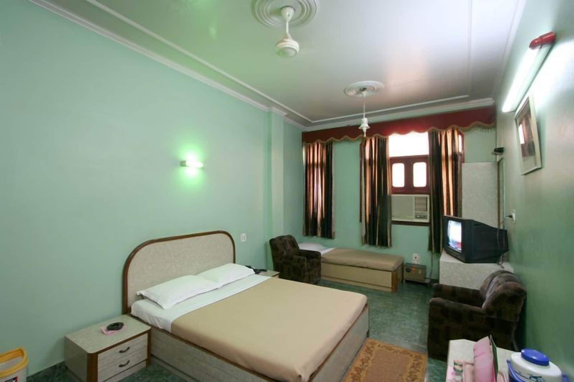 Hotel Woodland Deluxe Нью-Дели Экстерьер фото