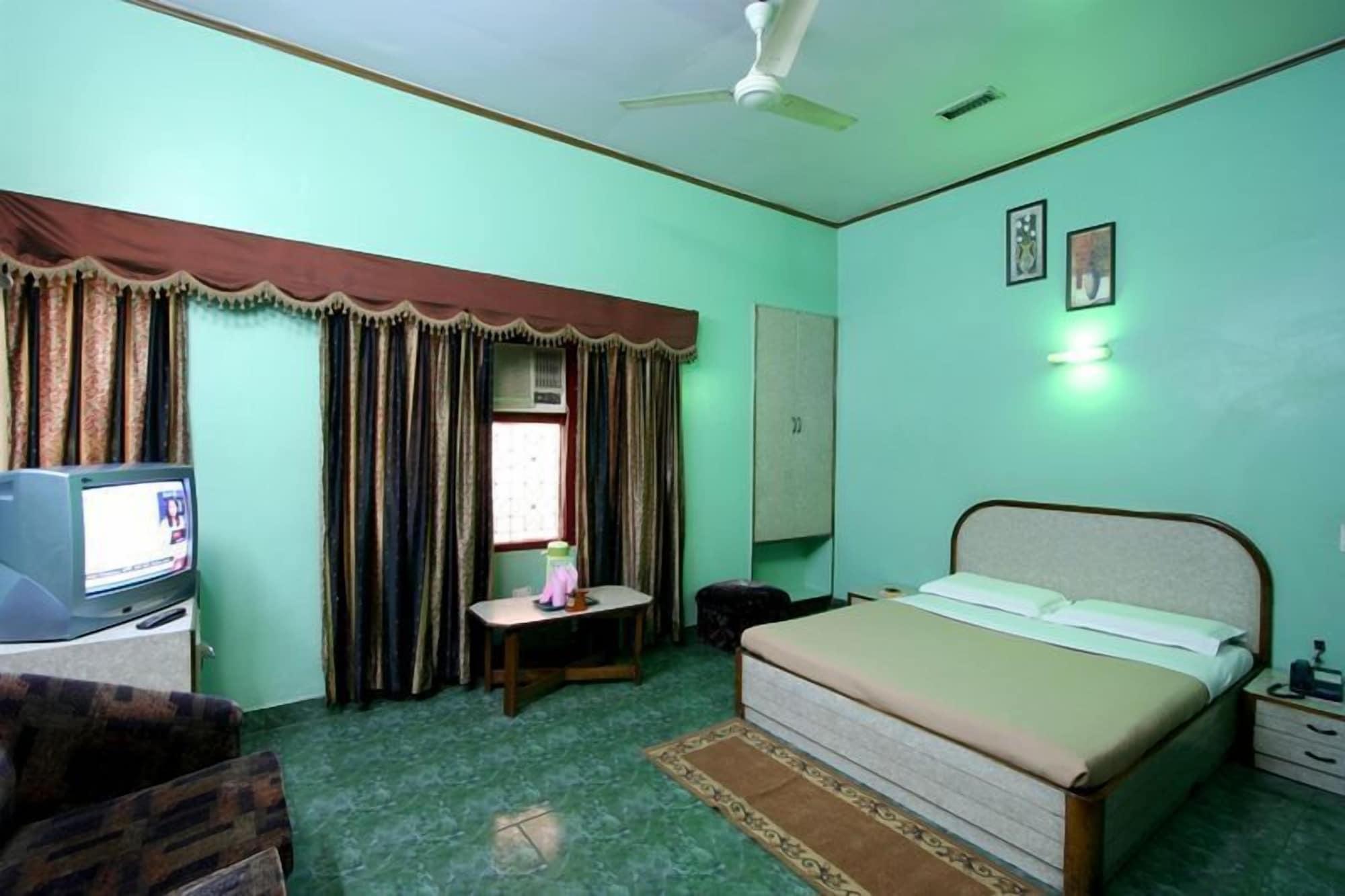 Hotel Woodland Deluxe Нью-Дели Экстерьер фото