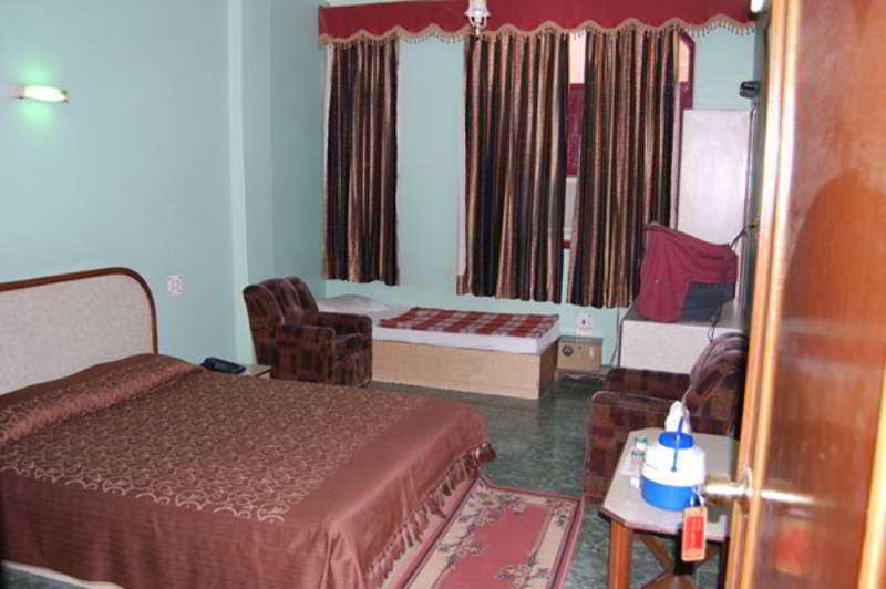 Hotel Woodland Deluxe Нью-Дели Экстерьер фото
