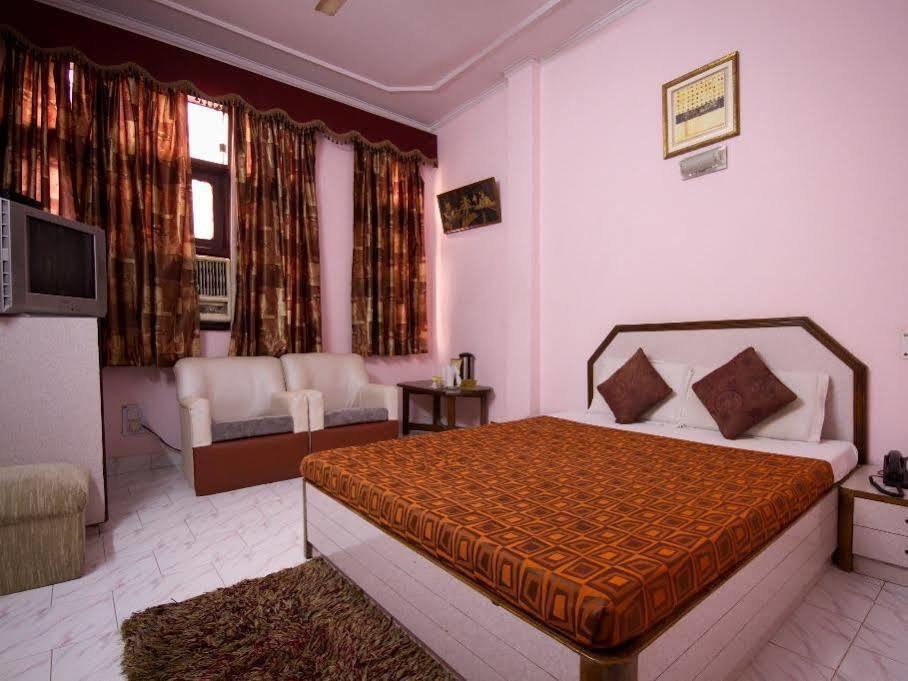 Hotel Woodland Deluxe Нью-Дели Экстерьер фото